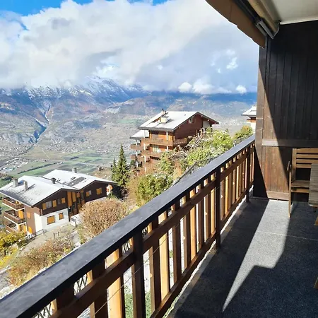 Flat In Near Lift & Valley Views Apartment *