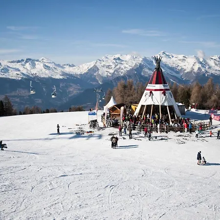 Flat In Near Lift & Valley Views Apartment