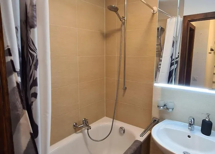 Flat In Near Lift & Valley Views 维松纳